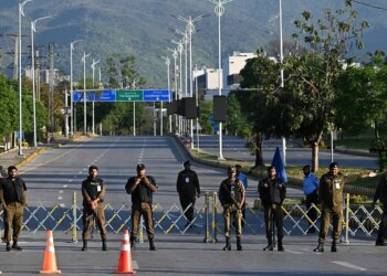 Irán dispara contra tres buques en Ormuz, EEUU mantiene el bloqueo y la diplomacia se estanca