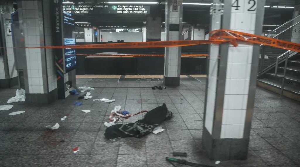 La policía abate a un hombre que apuñaló a varias personas con un machete en el metro de Nueva York
