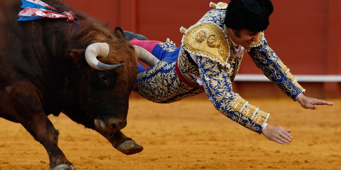 Morante de la Puebla, herido muy grave en Sevilla