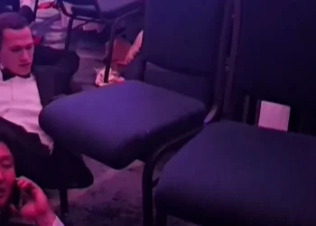 Una periodista francesa graba los momentos posteriores al tiroteo en la Casa Blanca: jadeos de pánico, gente tirada en el suelo y cero respuestas