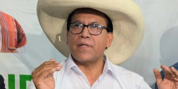 Perú: El izquierdista Sánchez acaricia la segunda vuelta mientras el candidato trumpista llama a la insurgencia civil