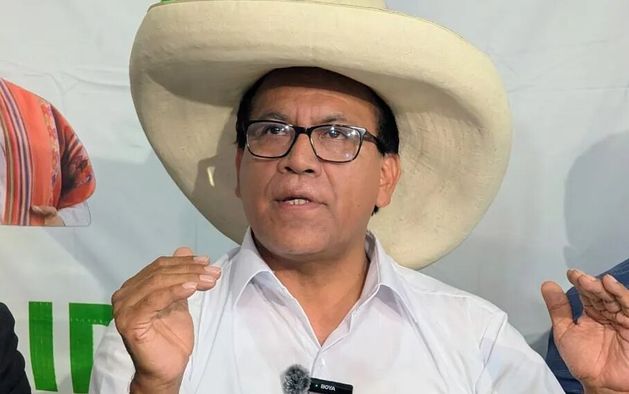 Perú: El izquierdista Sánchez acaricia la segunda vuelta mientras el candidato trumpista llama a la insurgencia civil