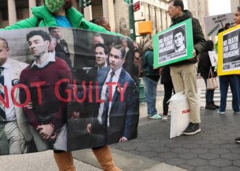 Posponen primer juicio contra Luigi Mangione, acusado de matar a alto ejecutivo de la salud en Estados Unidos