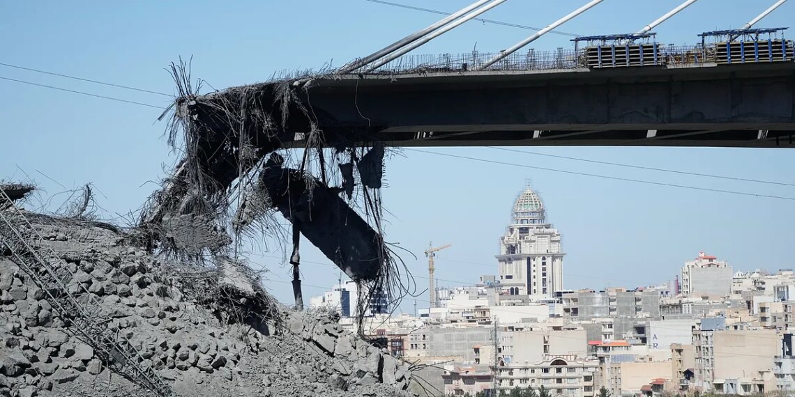 Trump se ensaña con las infraestructuras de Irán y bombardea un importante puente, causando ocho muertos y decenas de heridos