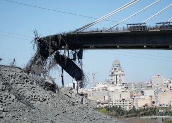 Trump se ensaña con las infraestructuras de Irán y bombardea un importante puente, causando ocho muertos y decenas de heridos