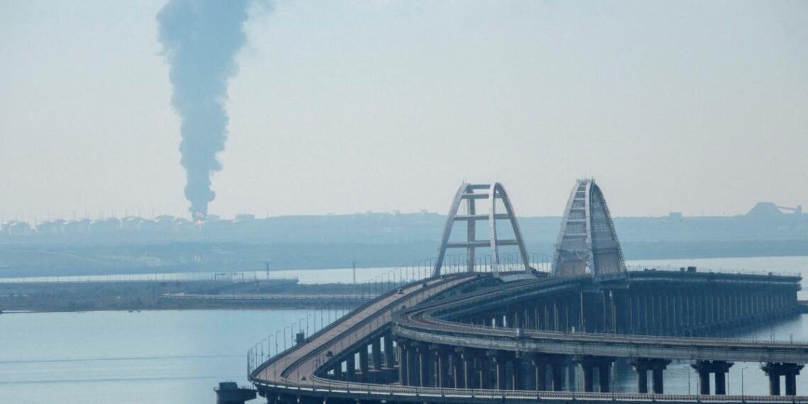 Ucrania ataca refinerías rusas, un depósito de petróleo en Crimea y un puerto del mar Báltico