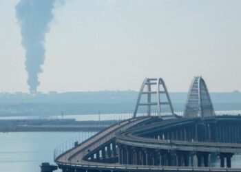 Ucrania ataca refinerías rusas, un depósito de petróleo en Crimea y un puerto del mar Báltico