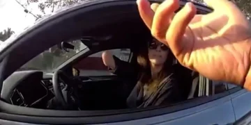 Un policía multa a una mujer por usar el móvil con la mano derecha y ésta lo niega mostrando su muñón