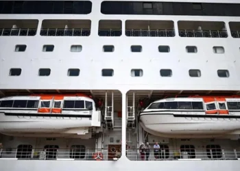 Confinan a 1.700 personas de un crucero británico en Burdeos por un brote de gastroenteritis, hay un muerto