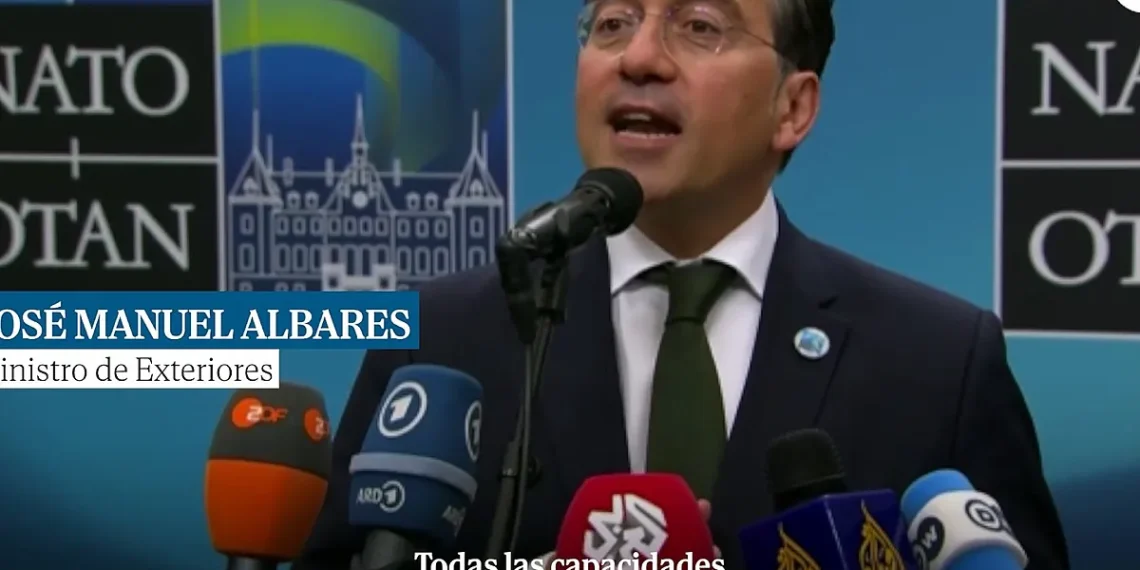 Albares se ríe ante la prensa de la amenaza de EEUU de que España sea expulsada de la OTAN
