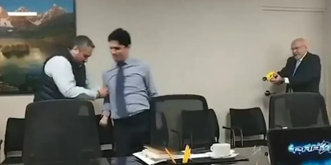 Un alcalde de Perú dispara una pistola eléctrica contra su asesor, que cae desplomado en una oficina