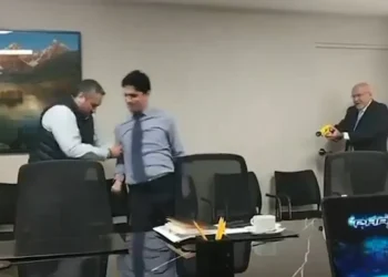 Un alcalde de Perú dispara una pistola eléctrica contra su asesor, que cae desplomado en una oficina