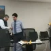 Un alcalde de Perú dispara una pistola eléctrica contra su asesor, que cae desplomado en una oficina