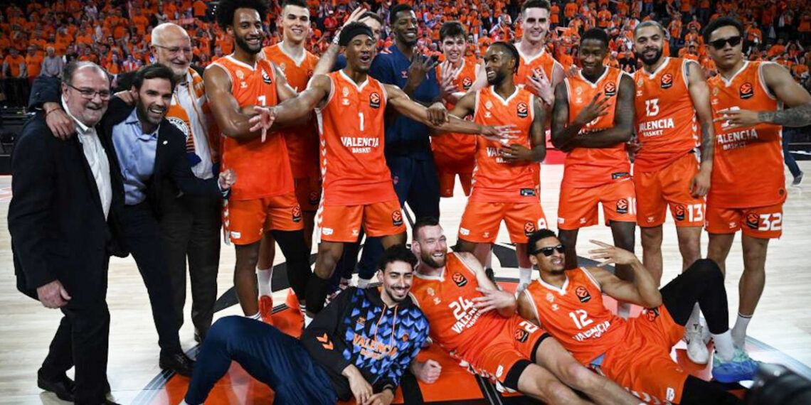 La euforia de la plantilla y la afición del Valencia Basket tras clasificarse a la Final Four de la Euroliga