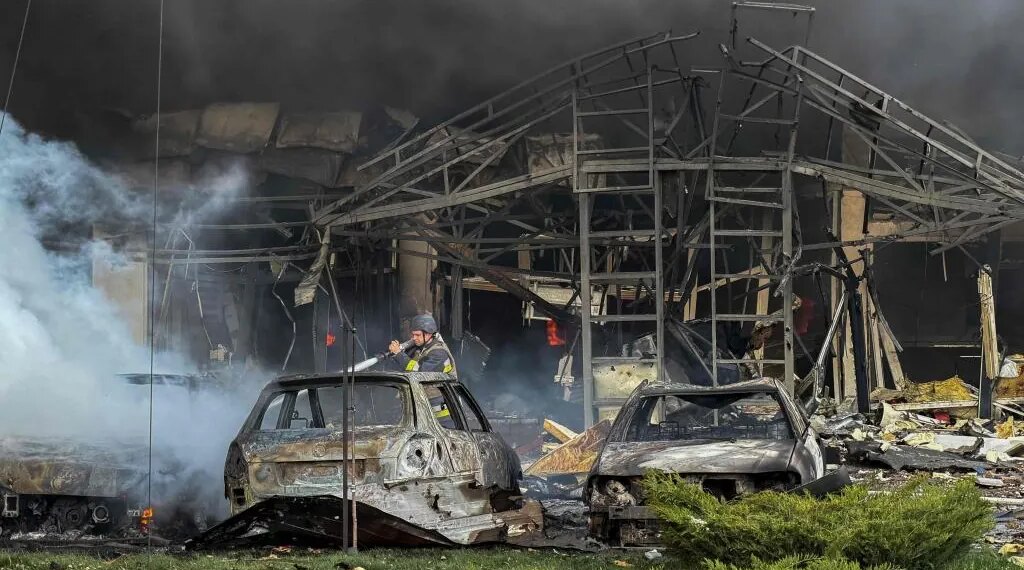 Los ataques de Rusia matan a 25 personas en Ucrania en las horas previas al alto el fuego propuesto por Zelenski