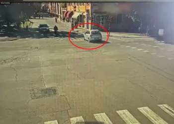 Momento del atropello múltiple a 8 personas en Módena (Italia)