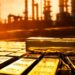 Cuando el petróleo sube, pero las monedas caen: el papel oculto del riesgo político