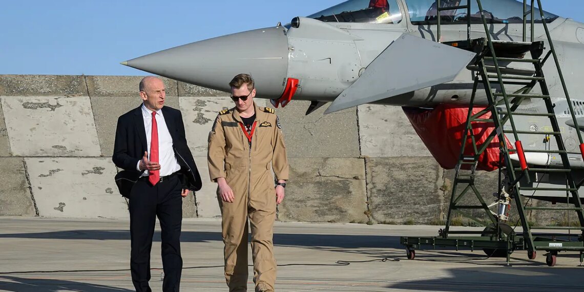 El avión en el que viaja el ministro de Defensa británico, sin GPS ni acceso a Internet por un ataque de guerra electrónica de Rusia