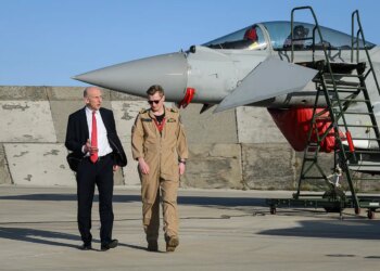El avión en el que viaja el ministro de Defensa británico, sin GPS ni acceso a Internet por un ataque de guerra electrónica de Rusia