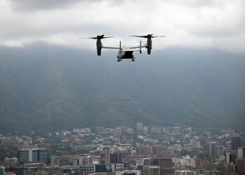 Aviones de EEUU ejecutan un ejercicio militar sobre Caracas cuatro meses después de la captura de Maduro