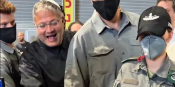El ministro israelí Ben Gvir se encara con los activistas detenidos de la flotilla y publica un vídeo que desata la polémica