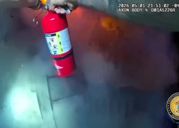 La cámara corporal de un policía capta su espectacular actuación de rescate en el incendio de una casa