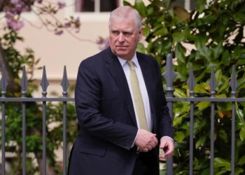 Detienen a un hombre armado que amenazaba al expríncipe británico Andrés cerca de su casa