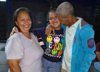 El chavismo excarcela a la niña Samantha, de 16 años,  y a la abuela Merys, de 71, tras la conmoción por la muerte de la madre coraje