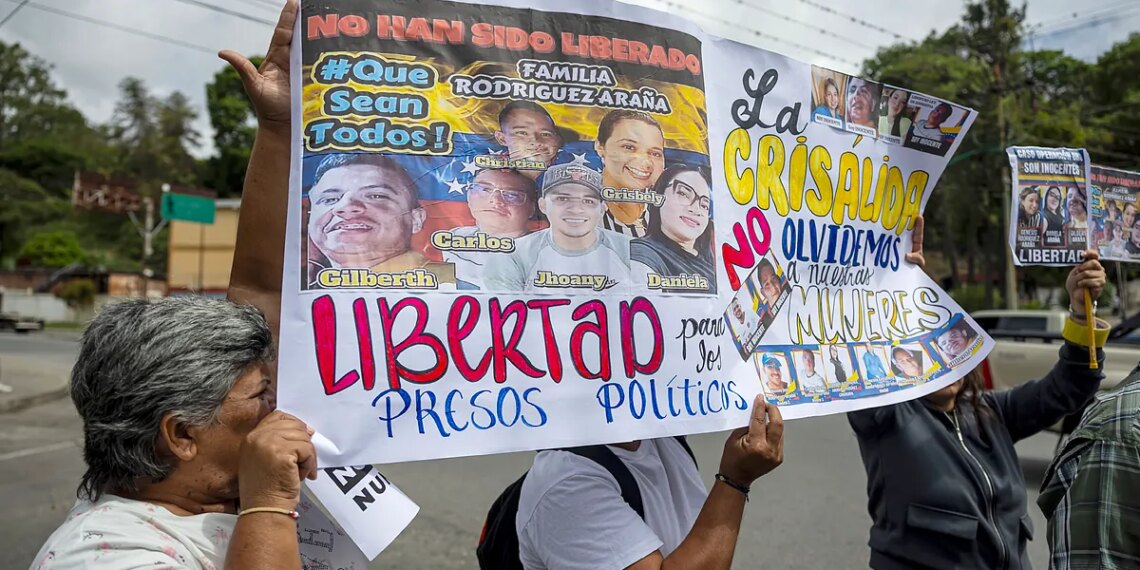 El chavismo abre la primera puerta para militares al liberar a un general y a siete paracaidistas