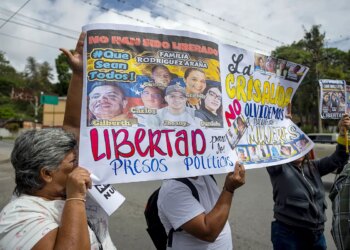 El chavismo abre la primera puerta para militares al liberar a un general y a siete paracaidistas
