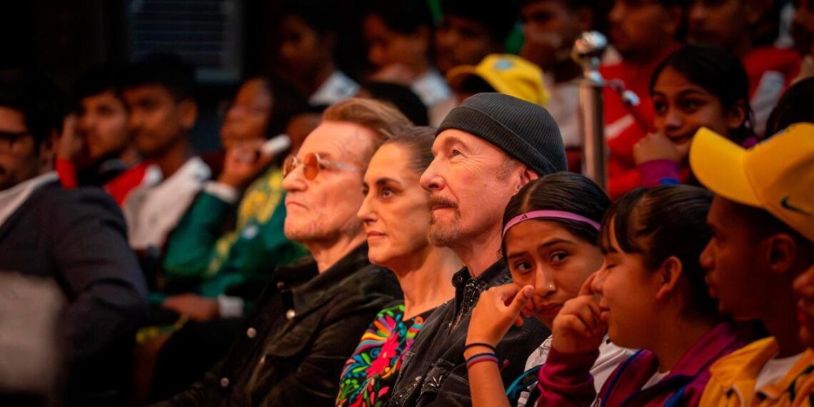 Claudia Sheinbaum encabezó encuentro con jóvenes de Street Child World Cup en el IMSS acompañada por integrantes de U2