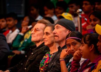 Claudia Sheinbaum encabezó encuentro con jóvenes de Street Child World Cup en el IMSS acompañada por integrantes de U2