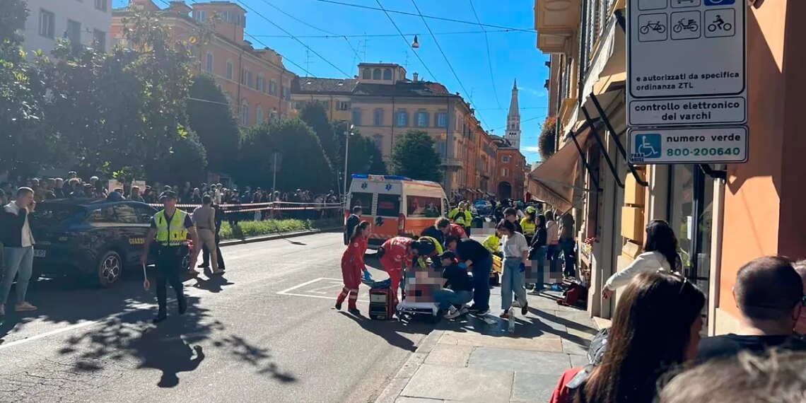 El conductor de un  coche atropella a una decena de peatones en pleno centro de Módena y apuñala a un transeúnte que intentaba detenerlo