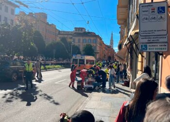 El conductor de un  coche atropella a una decena de peatones en pleno centro de Módena y apuñala a un transeúnte que intentaba detenerlo