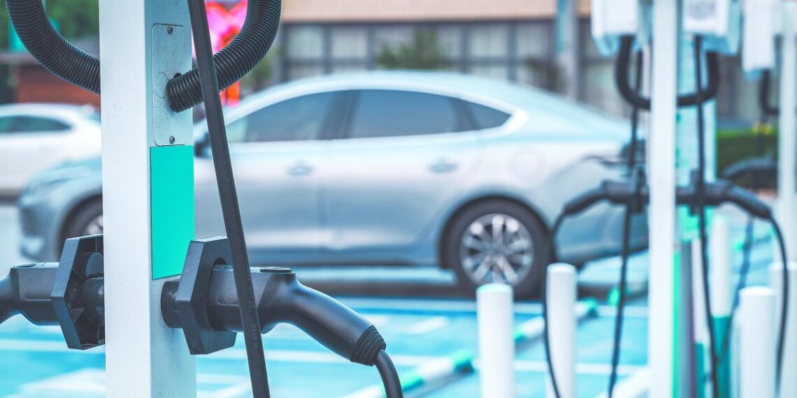Colombia: venta de autos eléctricos desafía equipamiento de carga