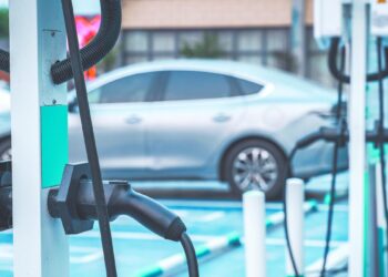 Colombia: venta de autos eléctricos desafía equipamiento de carga