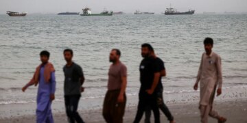 Ni paz ni tregua en el Estrecho de Ormuz: minas, marinos atrapados y seguros imposibles
