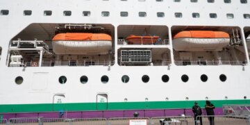 El crucero de Burdeos aislado por un brote de gastroenteritis prevé hacer escala este sábado en A Coruña