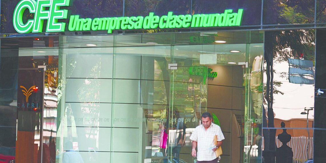 Baja de nota crediticia de México pega a CFE