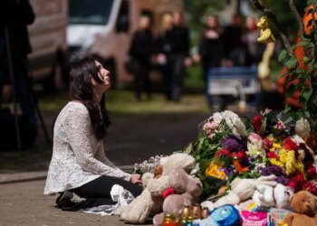 Luto en Kiev por los 24 muertos en los feroces bombardeos lanzados el jueves por Rusia