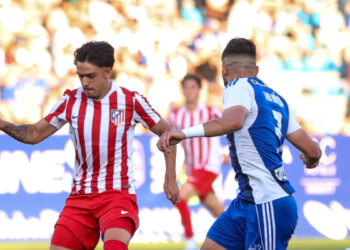 El Atlético Madrileño resiste con diez y sale vivo de Ponferrada