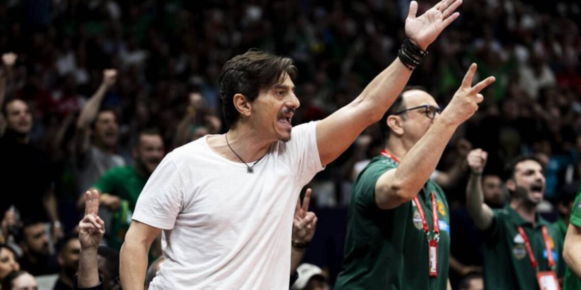 El dueño del Panathinaikos, presente para apoyar a sus pupilos antes del crucial partido ante el Valencia Basket