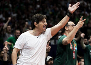 El dueño del Panathinaikos, presente para apoyar a sus pupilos antes del crucial partido ante el Valencia Basket