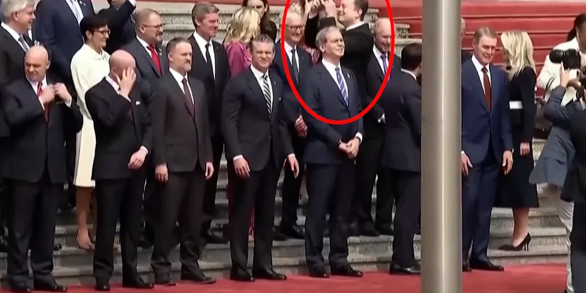 Elon Musk se hace viral en su viaje a China por esta curiosa imagen en la ceremonia oficial de bienvenida