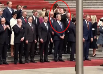 Elon Musk se hace viral en su viaje a China por esta curiosa imagen en la ceremonia oficial de bienvenida