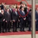 Elon Musk se hace viral en su viaje a China por esta curiosa imagen en la ceremonia oficial de bienvenida