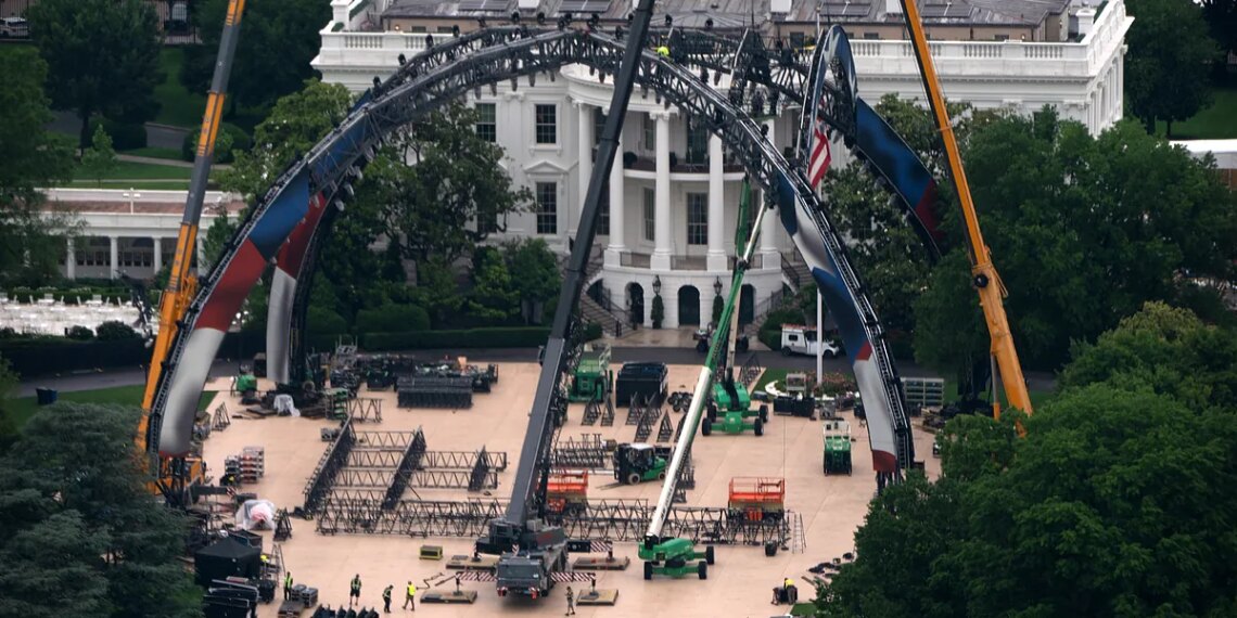 Construyen un estadio en la Casa Blanca para la pelea de la UFC entre Topuria y Gaethje por el cumpleaños de Trump