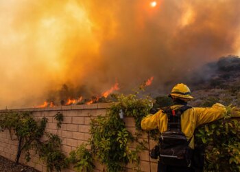 Un enorme incendio forestal barre el sur de California y obliga a la evacuación de casi 30.000 personas