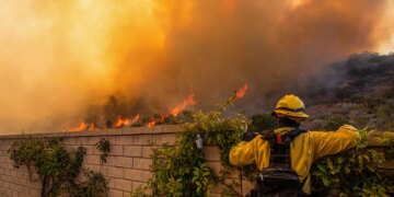 Un enorme incendio forestal barre el sur de California y obliga a la evacuación de casi 30.000 personas
