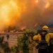 Un enorme incendio forestal barre el sur de California y obliga a la evacuación de casi 30.000 personas